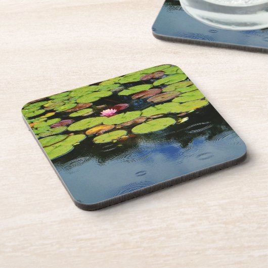 Rosa Lotus in Regen Untersetzer (Linke Seite)