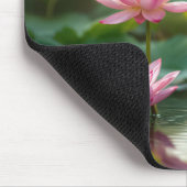 Rosa Lotus schwimmend in einem Teich Mousepad (Ecke)