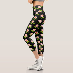 Rosa Lotusblumen & Seerosenblätter auf Schwarz Capri Leggings