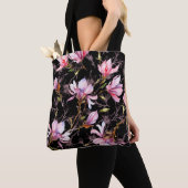 Rosa Magnolia-Blume auf einem Zweigmuster Tasche (Von Nahem)