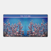 Rosa Magnolien Blüten Blauer Himmel Personalisiert Schreibtischunterlage (Vorderseite)