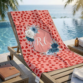 Rosa mit Monogramm blaue Blume mit roten Herzen Strandtuch