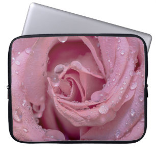 Rosa mit Tautropfen Laptopschutzhülle