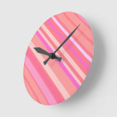Rosa Modern Chic Diagonal Streifen Runde Wanduhr (Winkel)