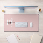 Rosa Modern Script Girl Monogram Name Schreibtischunterlage<br><div class="desc">Fügen Sie Ihrem Arbeitsbereich eine Touch Eleganz hinzu mit der Pink Modern Script Girly Monogram Name Desk Mat. Diese schicke Matte zeichnet sich durch ein sanftes Rosa-Design aus, das mit einem ausgeklügelten Script-Monogramm geschmückt ist und einen personalisierten Flair für Ihren Schreibtisch bietet. Aus langlebigen Materialien gefertigt, bietet es eine glatte,...</div>