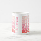 Rosa moderne mädchenhafte Retro-Trauzeugin der 60e Kaffeetasse (Mittel)