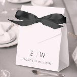 Rosa Modernes Minimalistisches Monogramm Geschenkschachtel<br><div class="desc">Stärken Sie sich mit unserer Classic Elegant Modern Minimalistisch Monogram Fevor Box. Diese sorgfältig gestalteten Gaumenkästen verbinden zeitlose Eleganz mit zeitgenössischem Minimalismus und machen sie zu einer stilvollen und unvergesslichen Ergänzung Ihres Festes. Diese mit Präzision und Liebe zum Detail gefertigten Gefälligkeitsboxen sind mehr als nur Behälter; sie sind personalisierte Aussagen...</div>
