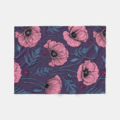Rosa Mohn auf dunkelviolett Fleecedecke (Vorderseite (Horizontal))