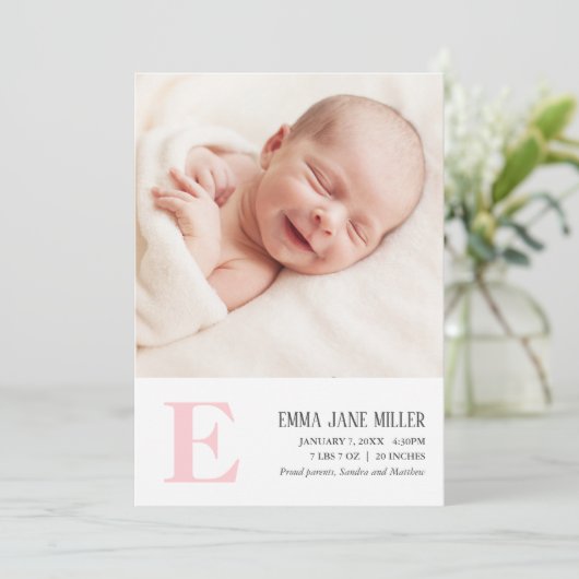 Rosa Monogram Baby Birth Announcement Foto Card Ankündigung (Stehend Vorderseite)