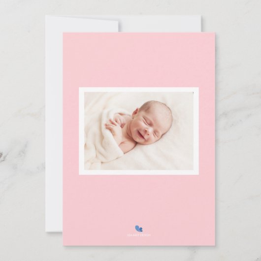 Rosa Monogram Baby Birth Announcement Foto Card Ankündigung (Rückseite)