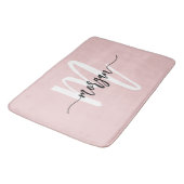 Rosa Monogram Girl's Dorm Room Badematte (Schrägansicht)