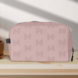 Rosa Monogramm Einfache Moderne, Frauen Waschbeutel<br><div class="desc">Die für die moderne Frau unterwegs entworfene Pink Monogram Simple Modern Women's Dopp Kit Bag ist der Inbegriff von Eleganz und Funktionalität. Die rosafarbene Farbe, kombiniert mit einem eleganten Monogramm-Design, bietet eine gürtliche und dennoch raffinierte Ästhetik, die perfekt für jedes Reise- oder Golfurlaub geeignet ist. Es ist einfach konzipiert und...</div>