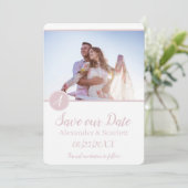 Rosa Monogramm-Foto Save the Date Ankündigung (Stehend Vorderseite)