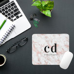 Rosa-Monogramm-Initialen Mousepad<br><div class="desc">Ein glamouröses Rose- und Weißgold,  rosa Imitate mit Marmorsteinen als Hintergrund. Schwarzer Text. Personalisieren Sie Ihre Monogramm-Initialen und Ihren Namen und fügen Sie sie hinzu.</div>