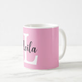 Rosa Monogramm-Name-Script personalisiertes Design Kaffeetasse (VorderseiteRechts)