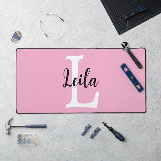 Rosa Monogramm-Name-Script personalisiertes Design Schreibtischunterlage (Arbeitsplatz)