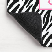 Rosa Monogramm und Zebra-Muster Mousepad (Ecke)