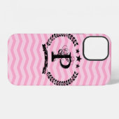 Rosa monogrammiertes Chevron-Muster iPhone 12 Hüll Hülle (Rückseite (Horizontal))