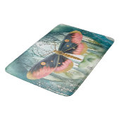 Rosa Moth Forest Night Badematte (Schrägansicht)