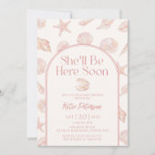 Rosa Muschel Sie wird hier Baby Shower Einladung (Vorderseite)
