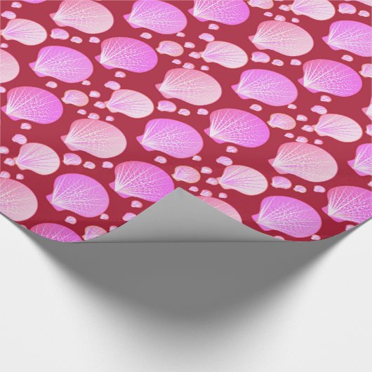 Rosa Muscheln auf bordeauxrotem Hintergrund Geschenkpapier (Ecke)