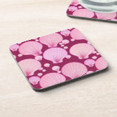 Rosa Muscheln auf einem bordeauxfarbenen Untersetz Getränkeuntersetzer (Linke Seite)