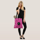 Rosa Muster der Blumenmohnblumen. Monogramm Tasche (Am Model)