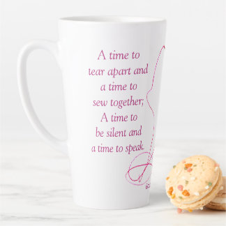 Rosa Nadel und Thread mit Latte-Tasse der Bibel Ve Milchtasse