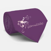 Rosa Namaste mit Rollen und Wirbel Krawatte (Gerollt)