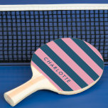 Rosa Navy Strip | Moderner Trendname Preppy Name Tischtennis Schläger<br><div class="desc">Einfache,  stilvolle Pink und Marineblau gestalten das Pingpong Paddel in einem trendigen,  gediegenen Design. Der Name,  in der modernen minimalistischen Typografie,  kann leicht für das perfekte Statement-Accessoire oder Geschenk für einen geliebten von der Masse abheben personalisiert werden!</div>