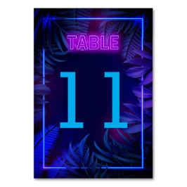 Rosa Neonleuchte im dunklen Party Tischnummer