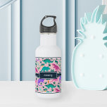 Rosa | Niedlich farbige Dinosaurier Muster Kids Na Edelstahlflasche<br><div class="desc">Personalisieren Sie diese niedliche Dinosaurier-Wasserflasche mit dem Namen Ihres Kindes in weißer Schrift für eine coole Touch! Dieses farbenprächtige Design wurde speziell für dino-liebende Mädchen entworfen und zeichnet sich durch rosa,  lila und minzgrüne Dinosaurier-Illustrationen auf einem hellrot-rosa Hintergrund aus.</div>