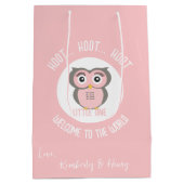 Rosa Niedliches Eule-Hoot Willkommen auf der Welt Mittlere Geschenktüte (Rückseite)
