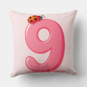 Rosa Nummer neun mit Ladybug Kissen (Rückseite)