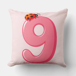 Rosa Nummer neun mit Ladybug Kissen
