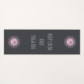 Rosa Om & Mandala Behielt Calm und Yoga On Yogamatte (Vorderseite (Horizontal))