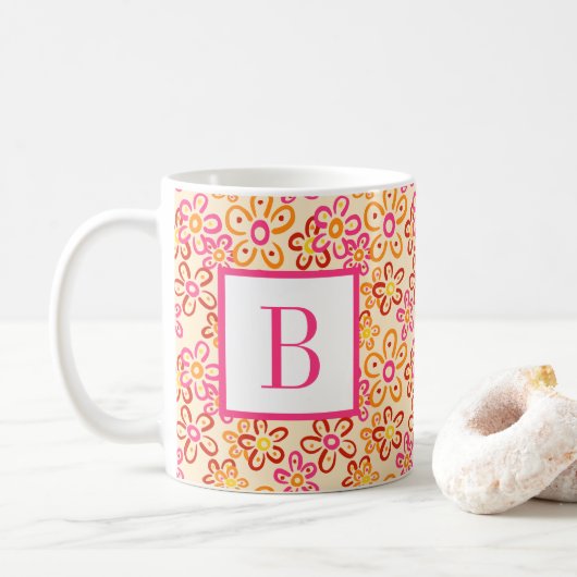 Rosa orange retro Gänseblümchen Anfangsmonogramm Kaffeetasse (Mit Donut)