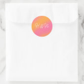 Rosa Orange White Simple Script Monogram Runder Aufkleber (Tasche)