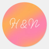 Rosa Orange White Simple Script Monogram Runder Aufkleber (Vorderseite)