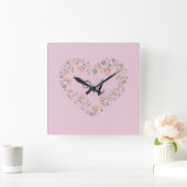 Rosa Orangenblüte und Grüne Herzmonogramm Quadratische Wanduhr (Zuhause)