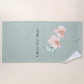 Rosa Orchideenblumen Mintgrüner Schmetterling Strandtuch (Vorderseite)