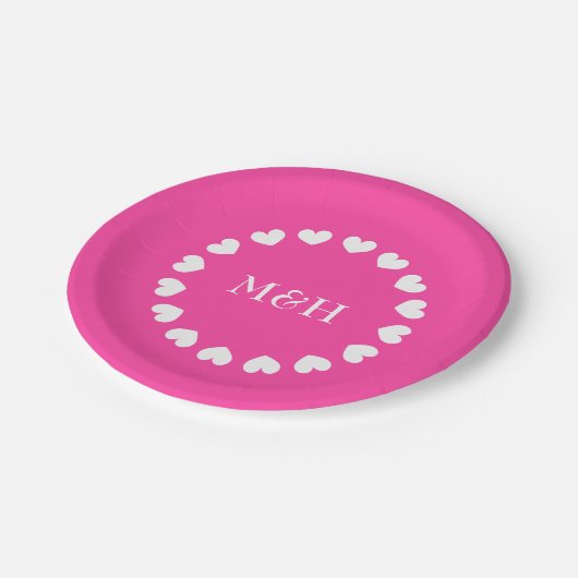 Rosa Party Teller mit Hochzeitsmonogramm (Schrägansicht)
