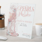 Rosa Perlen und Prosecco-Ratschläge wünschen Sockelschild (In Situ)
