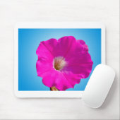 Rosa Petunia Blume im blauen Hintergrund. Mousepad (Mit Mouse)