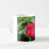 Rosa Petunia-Blume Kaffeetasse (Vorderseite Links)