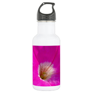 rosa Petunienblume auf blauem Hintergrund. Trinkflasche