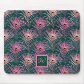 Rosa PfauenFedern und Monogramm auf Grün Mousepad (Vorne)