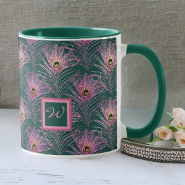 Rosa PfauenFedern und Monogramm auf Grün Tasse