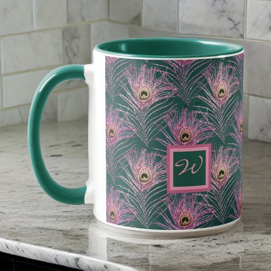Rosa PfauenFedern und Monogramm auf Grün Tasse