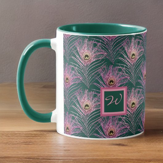 Rosa PfauenFedern und Monogramm auf Grün Tasse